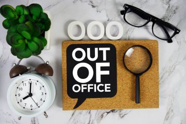 Ofis dışı kısaltması, alarm saati ve büyüteç, iş konsepti arka planı.