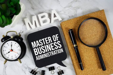 MBA - Alarm saati ve büyüteç ile İşletme Yönetimi Kısaltma Ustası, iş konsepti geçmişi