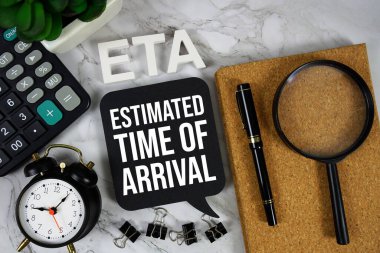 Tahmini varış zamanı: Hesap makinesi, alarm saati ve büyüteç, iş konsepti arka planı