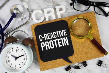 Stetoskop, alarm saati ve büyüteç, tıbbi ve sağlık geçmişi olan CRP C-Reaktif Protein kısaltması