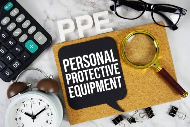 PPE Kişisel Koruyucu Ekipman Hesap makinesi, alarm saati ve büyüteç, iş konsepti arka planı