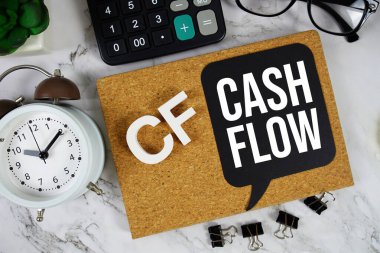 CF - Hesap makinesi, çalar saat ve büyüteç ile Cash Alow kısaltması, iş konsepti arka planı