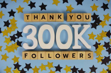 300.000, 300K takipçileri sosyal medya abonelerini ve takipçilerini tebrik ediyor ve kutluyor.