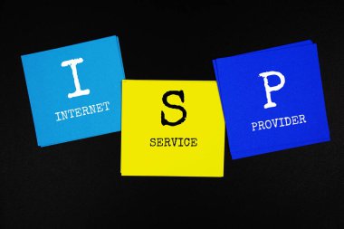 ISP - İnternet Servis Sağlayıcı kısaltması kara arkaplan üzerine yapışkan not