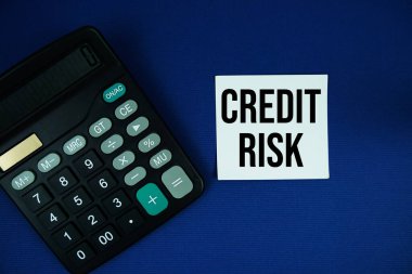 Konuşma balonunda, alarm saati üst görünümü mavi arkaplanda olan Credit Risk metni