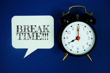 Alarm saati üst görünümü mavi arkaplanda olan konuşma baloncuğunda Zaman metnini kır