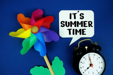 Yaz Zamanı metin motivasyonal ve ilham verici mavi arka planda renkli fırıldak görünümlü.