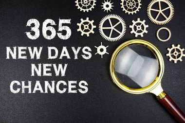 365 Yeni Gün 365 Yeni Şans metni. Siyah arkaplanda büyüteç var.