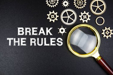 Siyah arkaplanda büyüteçle Kuralları çiğneme mesajı