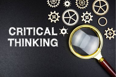 Kritik Düşünce metin mesajı siyah arkaplanda büyüteç ile