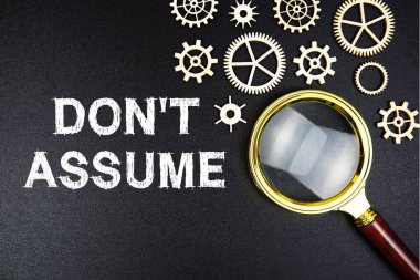 Siyah arkaplanda büyüteç olan kısa mesajı varsayma