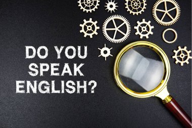İngilizce konuşabiliyor musun? Siyah arkaplanda büyüteç bulunan metin mesajı