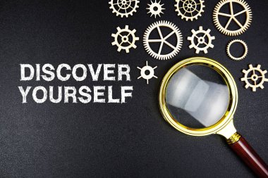 Siyah arkaplanda büyüteçle kendi mesajınızı keşfedin