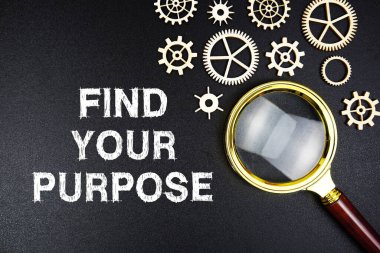 Siyah arkaplanda büyüteç olan Amaçlı Mesajınızı Bul