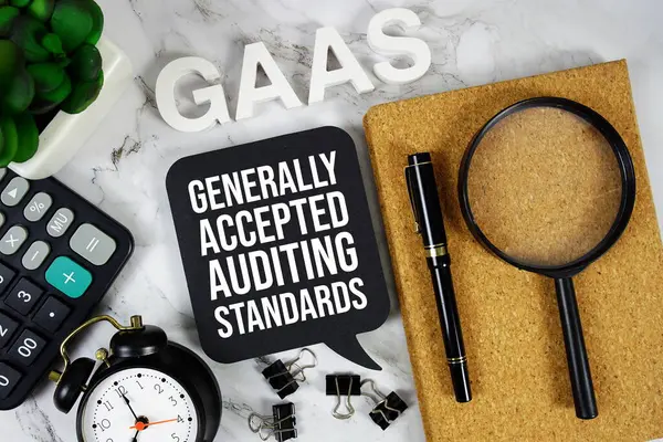 GAAS - Hesap makinesi, alarm saati ve büyüteç, İş ve Finans konsepti arka planı ile Genel olarak kabul edilen Denetim Standartları