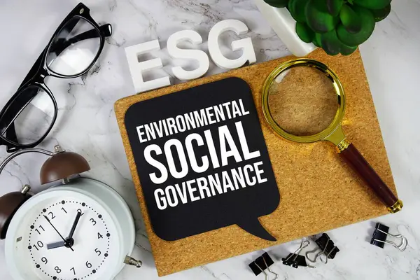 ESG - Alarm saati ve büyüteç ile Çevre Sosyal Yönetimi kısaltması, iş konsepti geçmişi