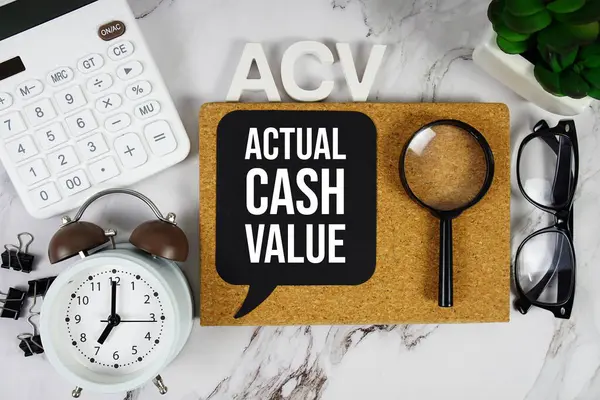 ACV - Hesap makinesi, alarm saati ve büyüteç içeren gerçek nakit değeri kısaltması, iş konsepti arka planı