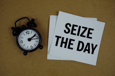 Kağıt zanaat arka planında alarmlı notla The Day metnini ele geçir