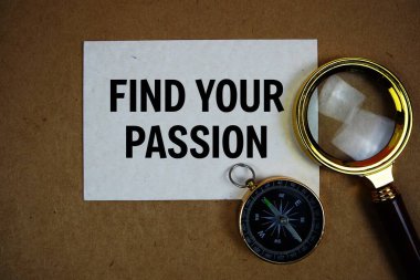 Kağıt üzerinde pusula ve kağıt işçiliği arka planında büyüteçle yırtılmış Tutku metninizi bulun