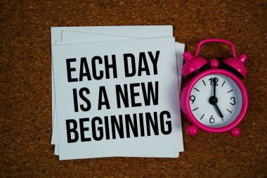 Her gün, kağıt işçiliği arka planında alarm saati olan yapışkan notlar üzerine yeni bir başlangıç metni