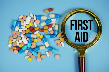 Mavi zemin üzerinde Tıp Farklılığı olan ilk yardım ve büyüteç