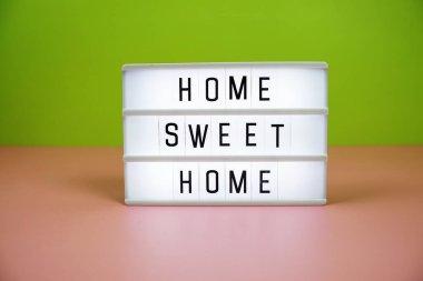 Home Sweet Home posta panosu metin üzerinde LED Işık Kutusu pembe ve yeşil arka plan