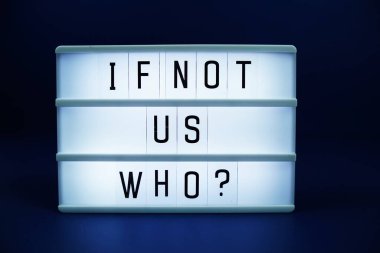 Biz değilsek kim? LED Işıkkutusu üzerinde mavi arkaplan üzerine yazı