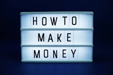 Nasıl para kazanılır? LED Işıkkutusu üzerinde mavi arkaplan üzerine yazı