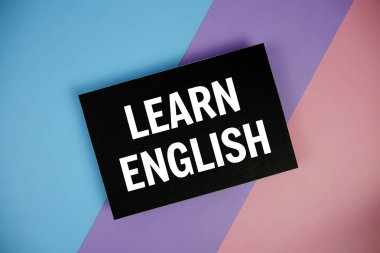 İngilizce metni mavi, mor, pembe geometrik arkaplan üzerine öğrenin