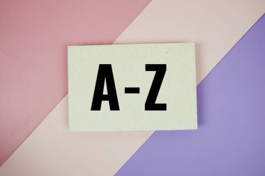 A 'dan Z' ye mor ve pembe geometrik arkaplan üzerinde kağıt kart metni