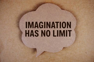 Kağıt zanaat arka planında konuşma baloncuğu olan Hayal gücü Metni Yok