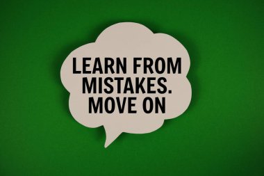 Hatalardan ders al. Yeşil arkaplanda konuşma baloncuğu olan metinde taşı