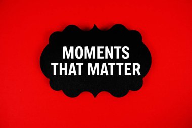 Kırmızı arkaplanda konuşma baloncuğu olan önemli anlar