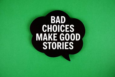 Kötü Seçimler, yeşil arkaplanda konuşma baloncuğu olan İyi Hikayeler yaratır