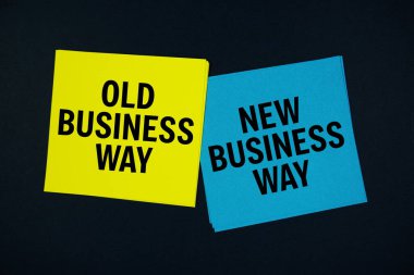 Eski Business Way vs New Business Way siyah arkaplandaki yapışkan notta yer alan metin mesajı