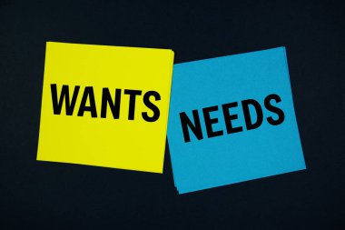 Siyah arkaplandaki yapışkan notta vs Gereken metin mesajı istiyor