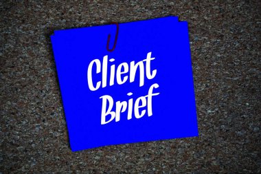 Mantar kağıdı arkaplanındaki yapışkan notta istemci özeti metin mesajı