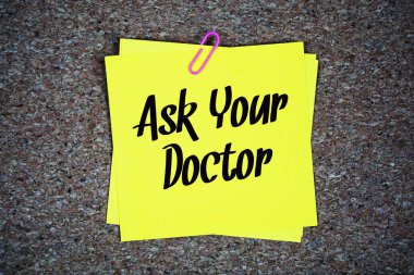 Tıpa kağıdı arka planındaki yapışkan notta doktorunuza metin iletisi sorun