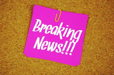 Flaş haber! tıpa kağıdı arkaplanındaki yapışkan notta metin mesajı