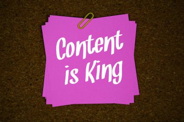 İçerik, tıpa kağıdı arkaplanındaki yapışkan nottaki King metin iletisidir