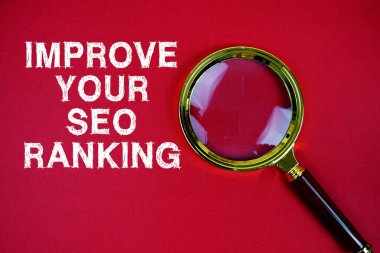 Kırmızı arkaplanda büyüteç bulunan SEO sıralama metninizi geliştirin