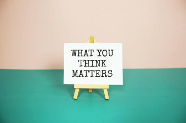 Mavi arka planda resim sehpası olan metin mesajları hakkında ne düşünüyorsun?