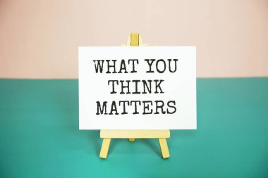 Mavi arka planda resim sehpası olan metin mesajları hakkında ne düşünüyorsun?