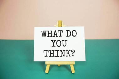 Sen ne düşünüyorsun? Tahta sehpalı kağıt kartta metin mesajı