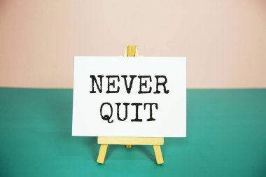 Kağıt karttaki mesajı asla ahşap sehpayla kapatma