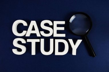 Dosya Çalışması metin iletisi ve lacivert arka planda büyüteç