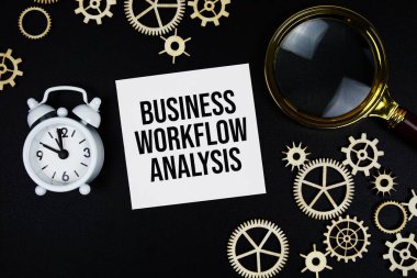 İş Akımı Analizi (BWA) yapışkan notta siyah arkaplanda büyüteç ve alarm saati ile birlikte metin mesajı