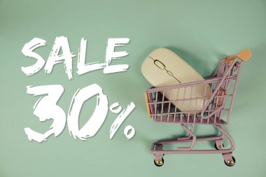 % 30 indirimli indirimli satış tramvay alışveriş arabası ve mavi arka planda optik fare