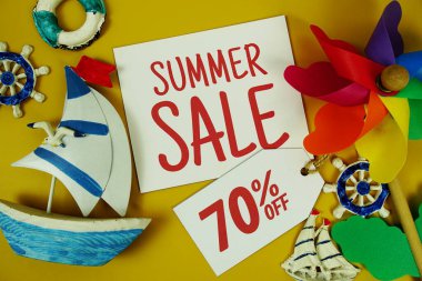 Yaz Satışı Kağıt üzerinde% 70 indirimli metin Deniz ürünleri dekoratif üst görünümü sarı arka planda