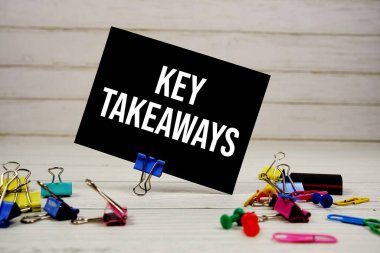 Kağıt üzerinde ahşap zemin üzerinde sabit duran paket paketleri metni